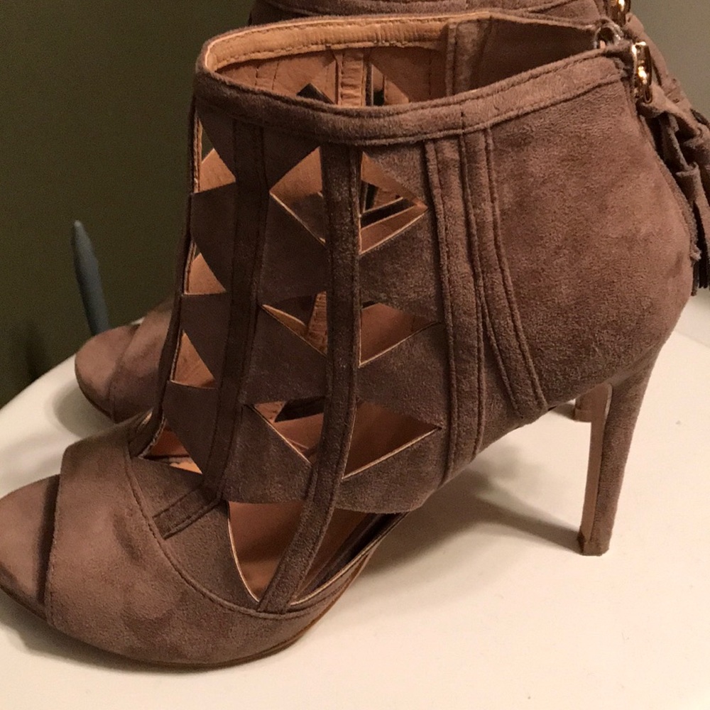 Gorgeous shade peep toe heels!
